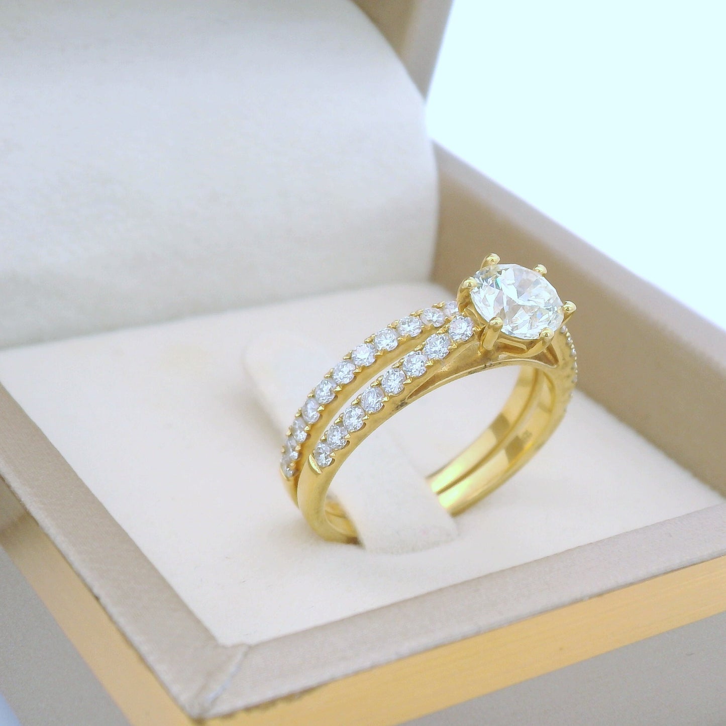 1.01 Carat Round Cut Diamond Engagement Ring And Wedding Band Set In 18k Yellow Gold. Bridal Set.