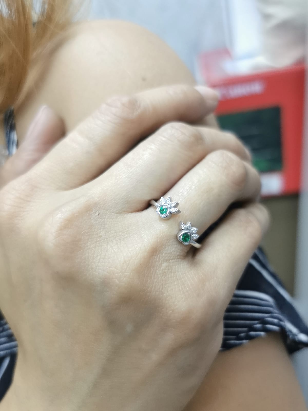 18K gold open band ring with emerald and diamond paw motifs