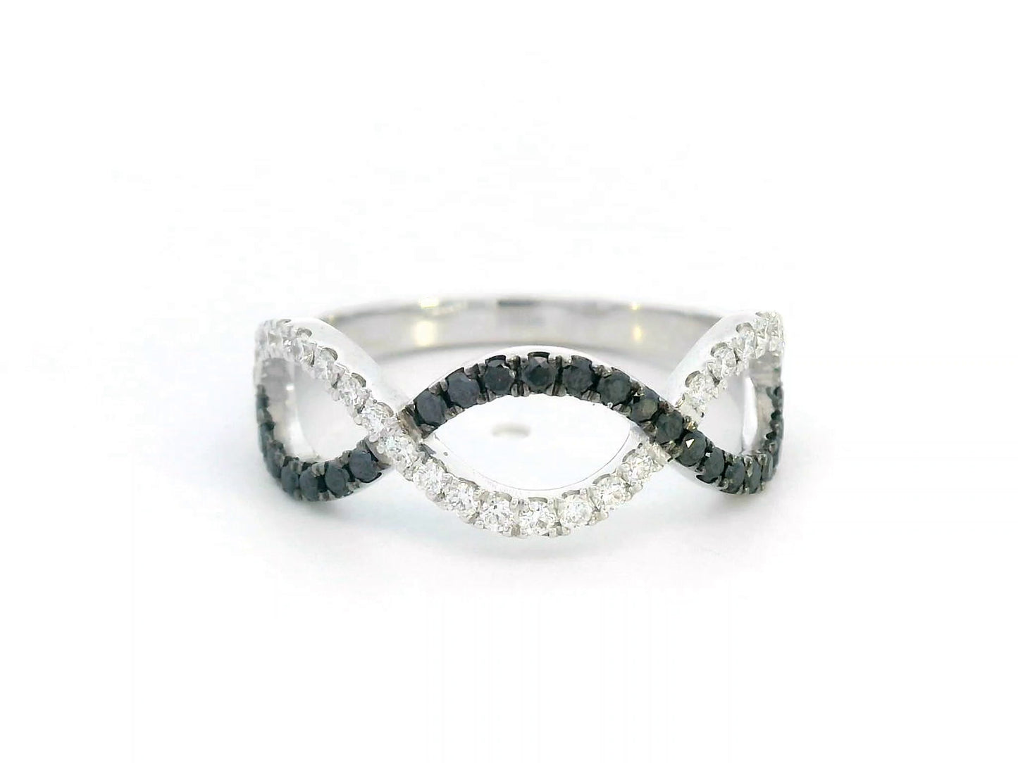 18K gold twist ring with black and white diamonds in a modern contrast design