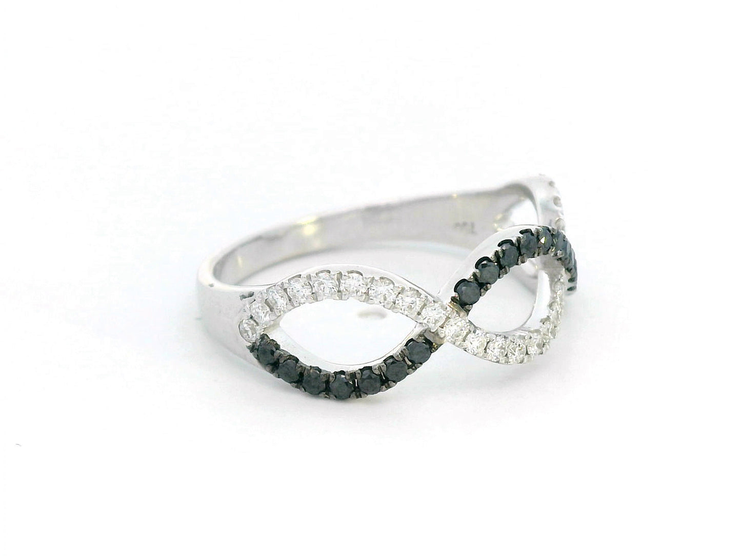 18K gold twist ring with black and white diamonds in a modern contrast design