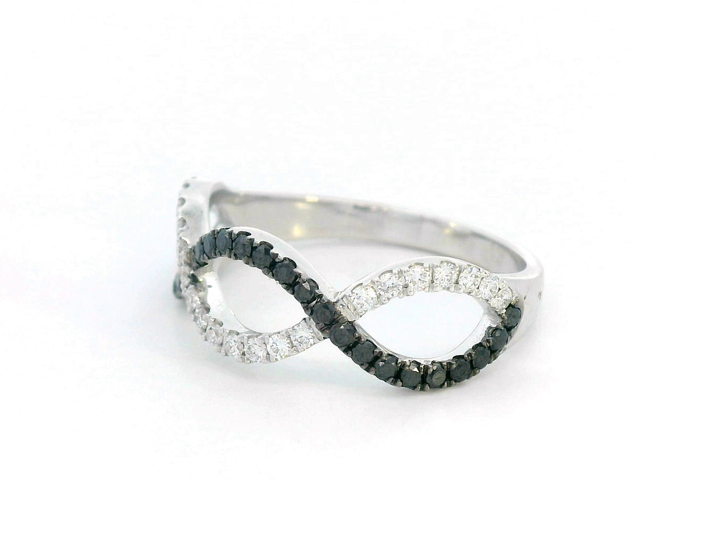 18K gold twist ring with black and white diamonds in a modern contrast design