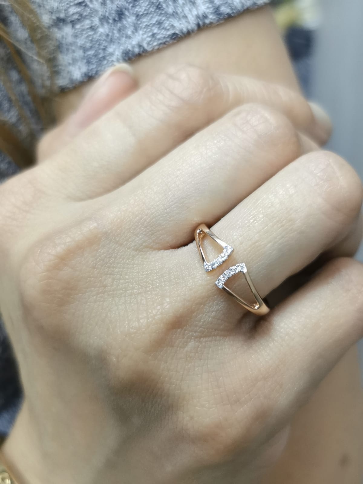 18K gold open-style ring with a geometric split shank and 0.07 carats of diamonds.
