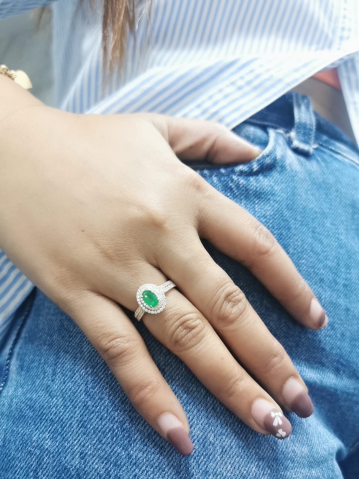 Stunning 18K Gold Oval- Cut Emerald and Diamond Halo Ring-0.53ct Emerald