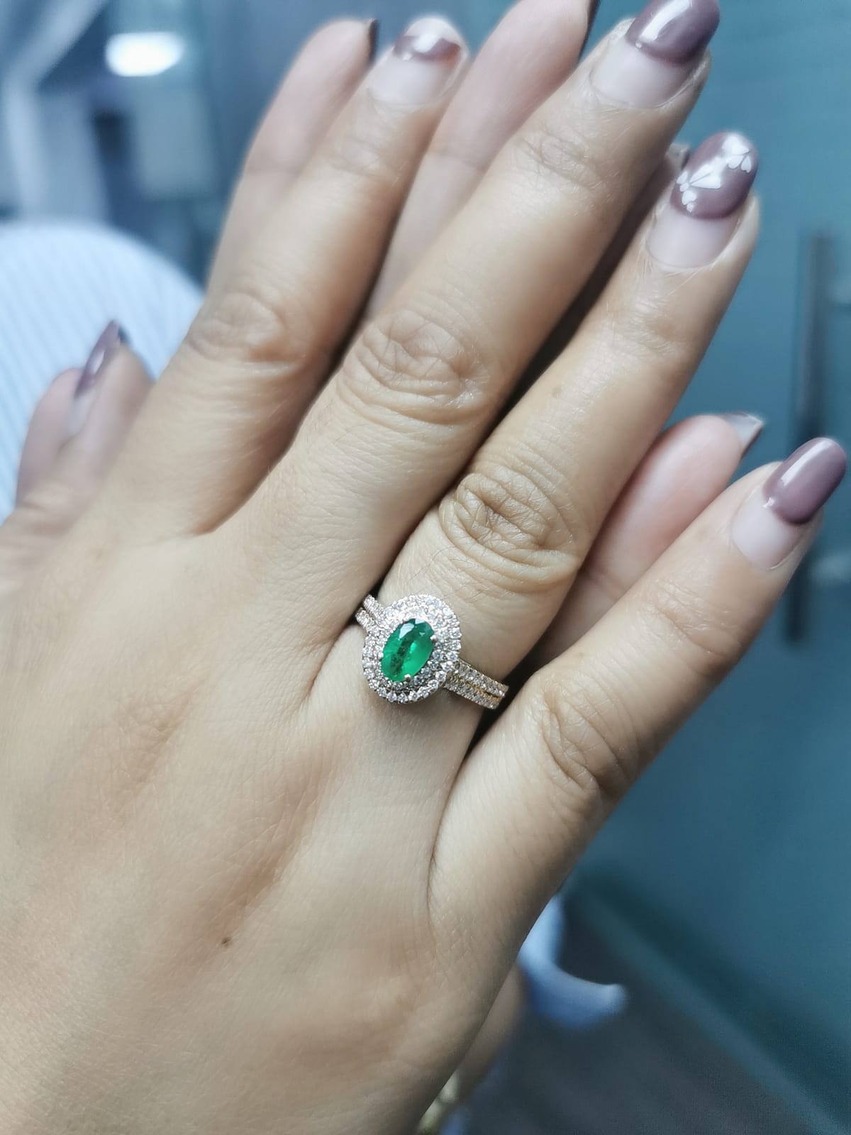 Stunning 18K Gold Oval- Cut Emerald and Diamond Halo Ring-0.53ct Emerald