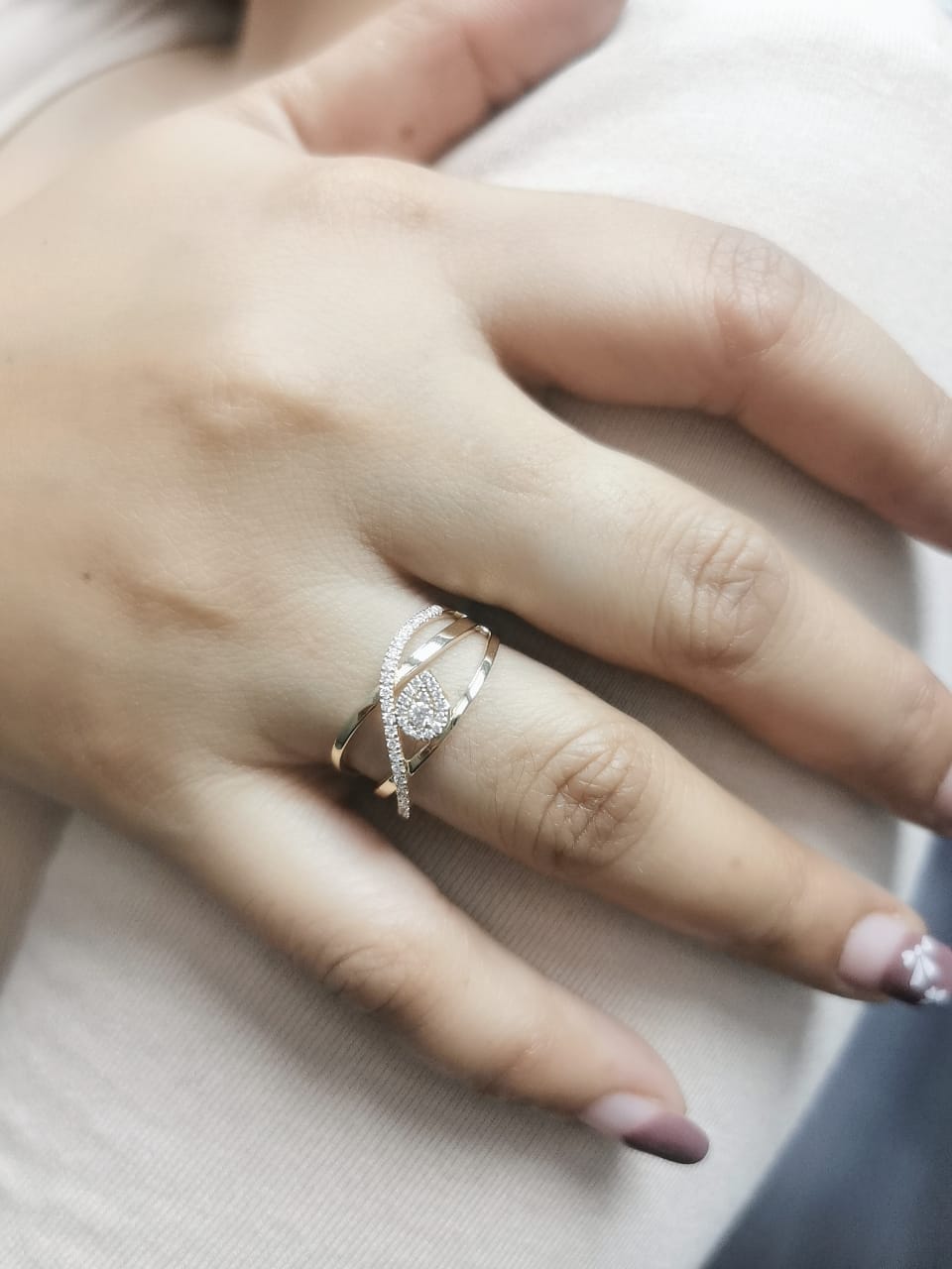 18K Gold Swirl Diamond Ring with 0.25 CT Round Diamonds – Elegant Openwork Band for Women