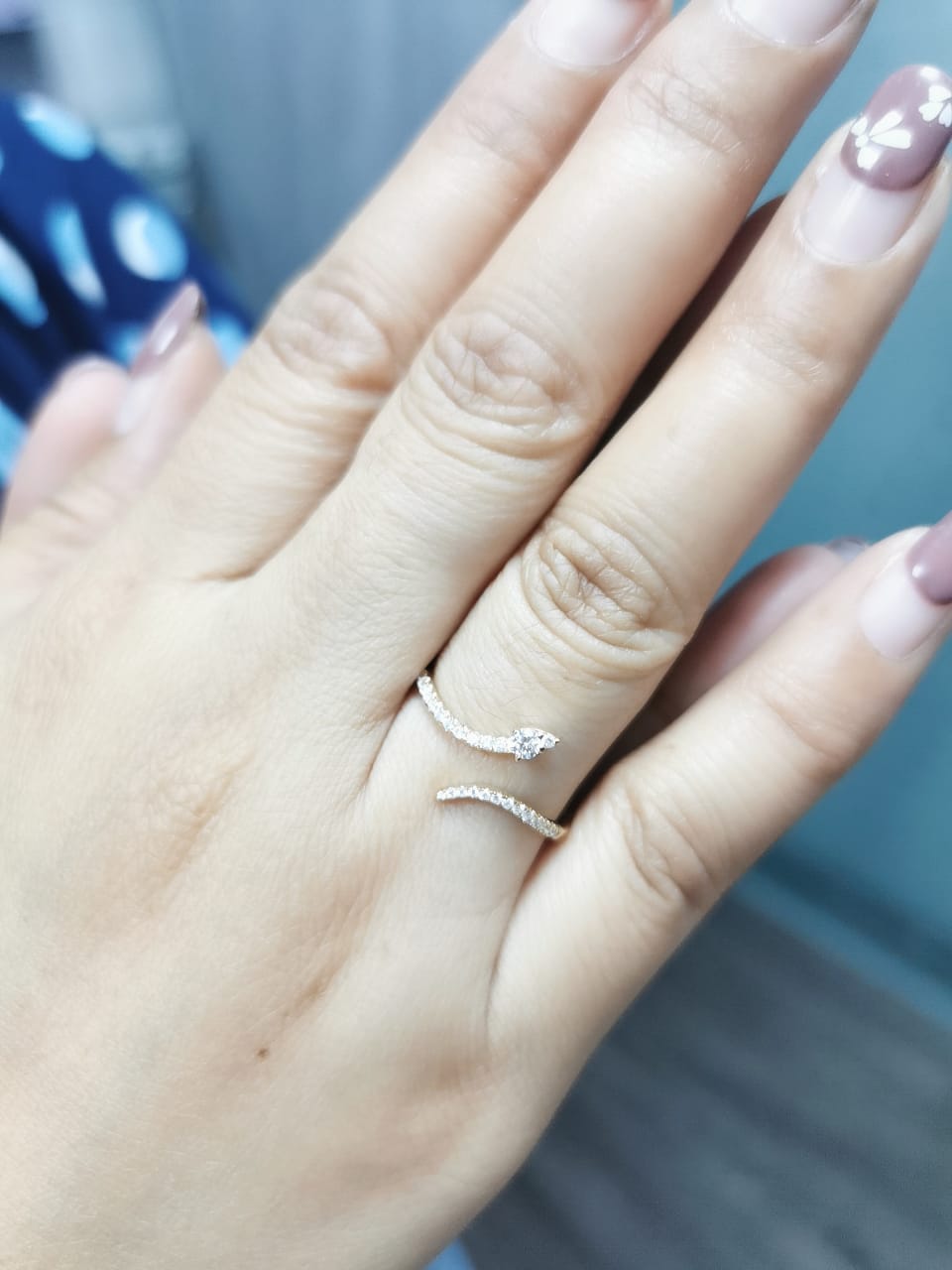 18K gold open-design diamond ring with a 0.21-carat pavé setting and arrow-inspired style, featuring a sparkling central round diamond.