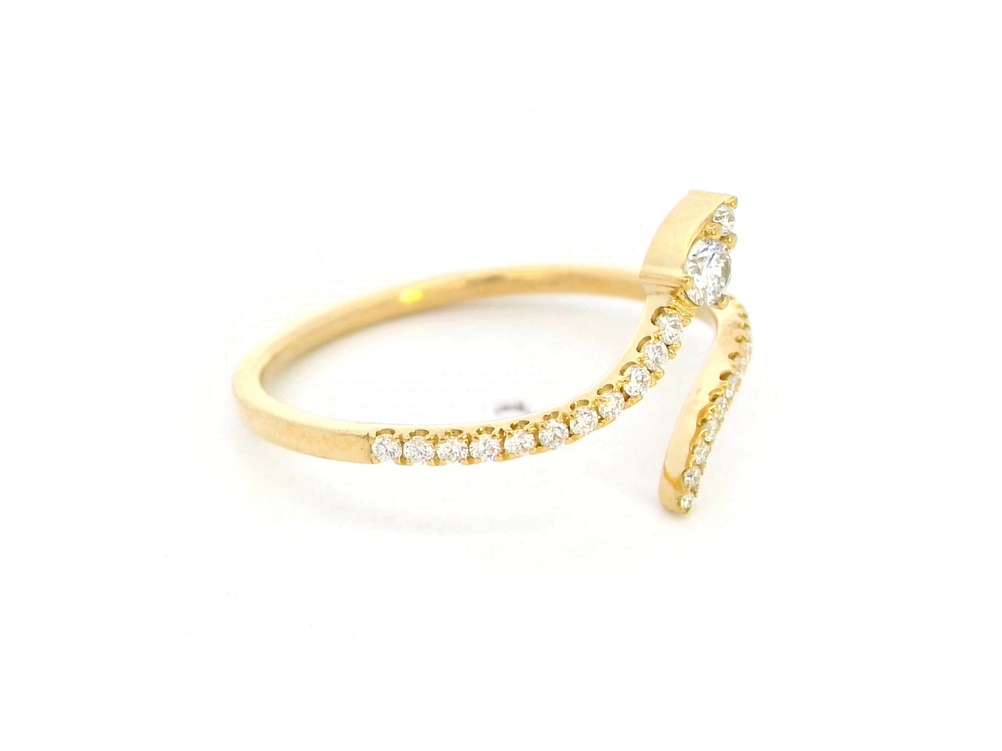 18K gold open-design diamond ring with a 0.21-carat pavé setting and arrow-inspired style, featuring a sparkling central round diamond.