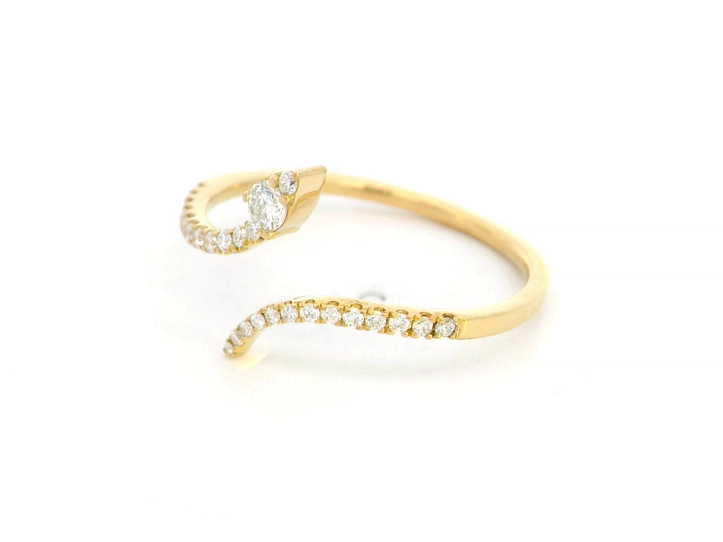 18K gold open-design diamond ring with a 0.21-carat pavé setting and arrow-inspired style, featuring a sparkling central round diamond.
