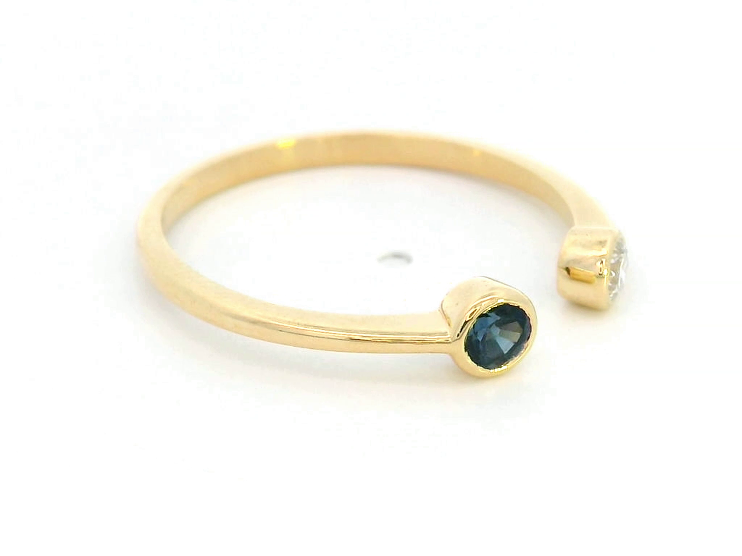 18K gold open ring with bezel-set round sapphire and diamond in minimalist design