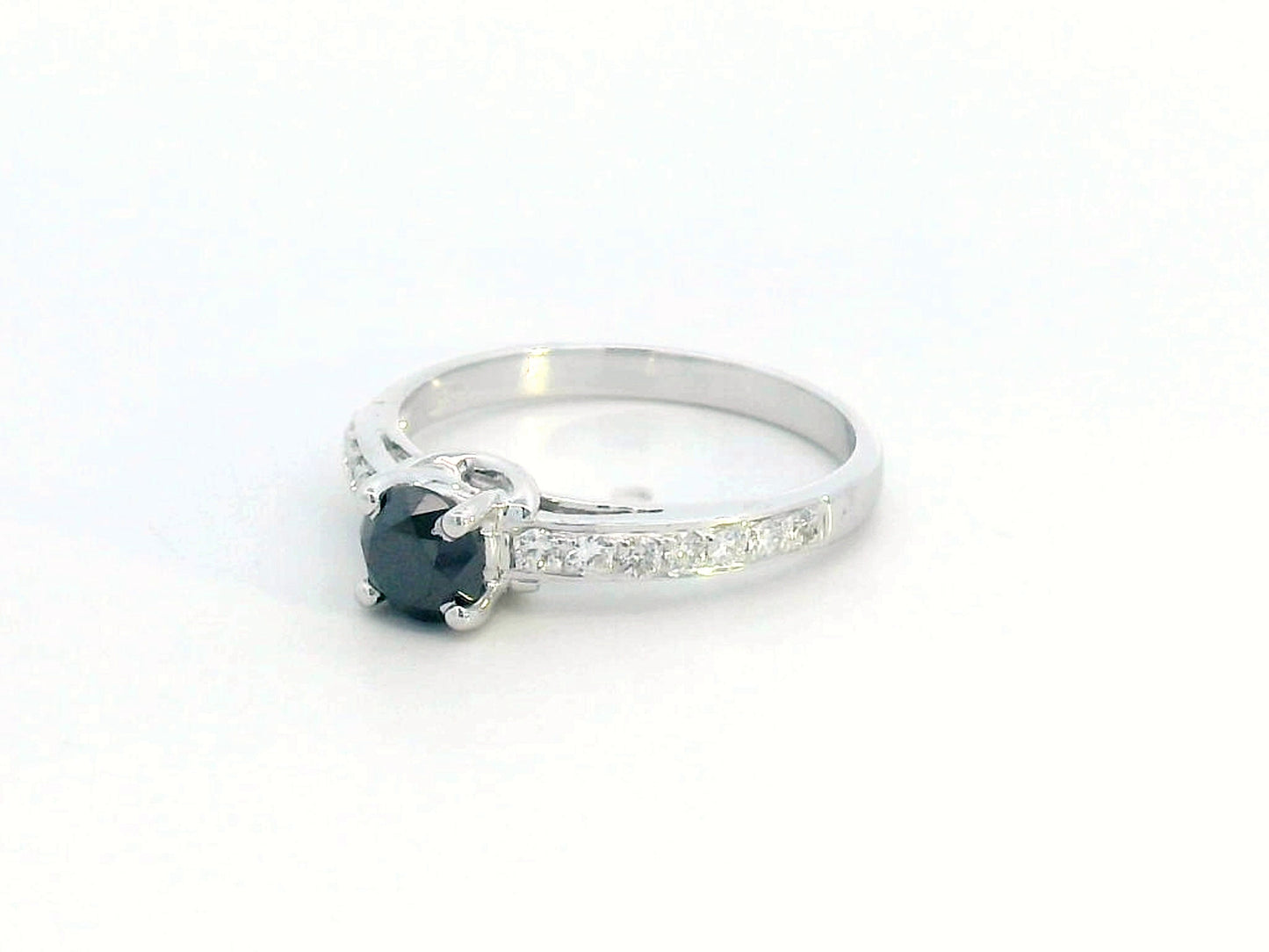Black diamond ring with accent diamonds in 18K gold – Elegant statement ring.