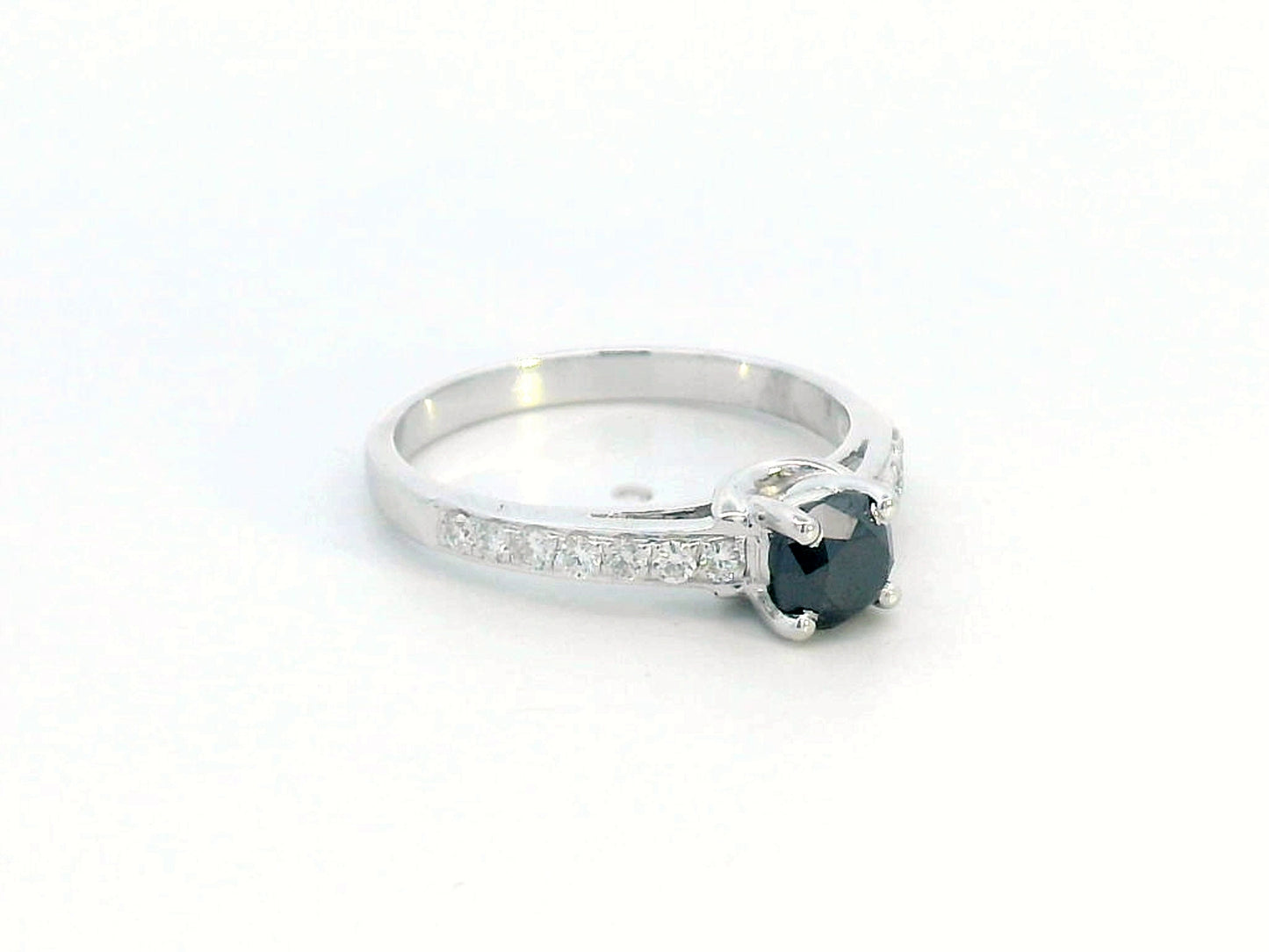 Black diamond ring with accent diamonds in 18K gold – Elegant statement ring.