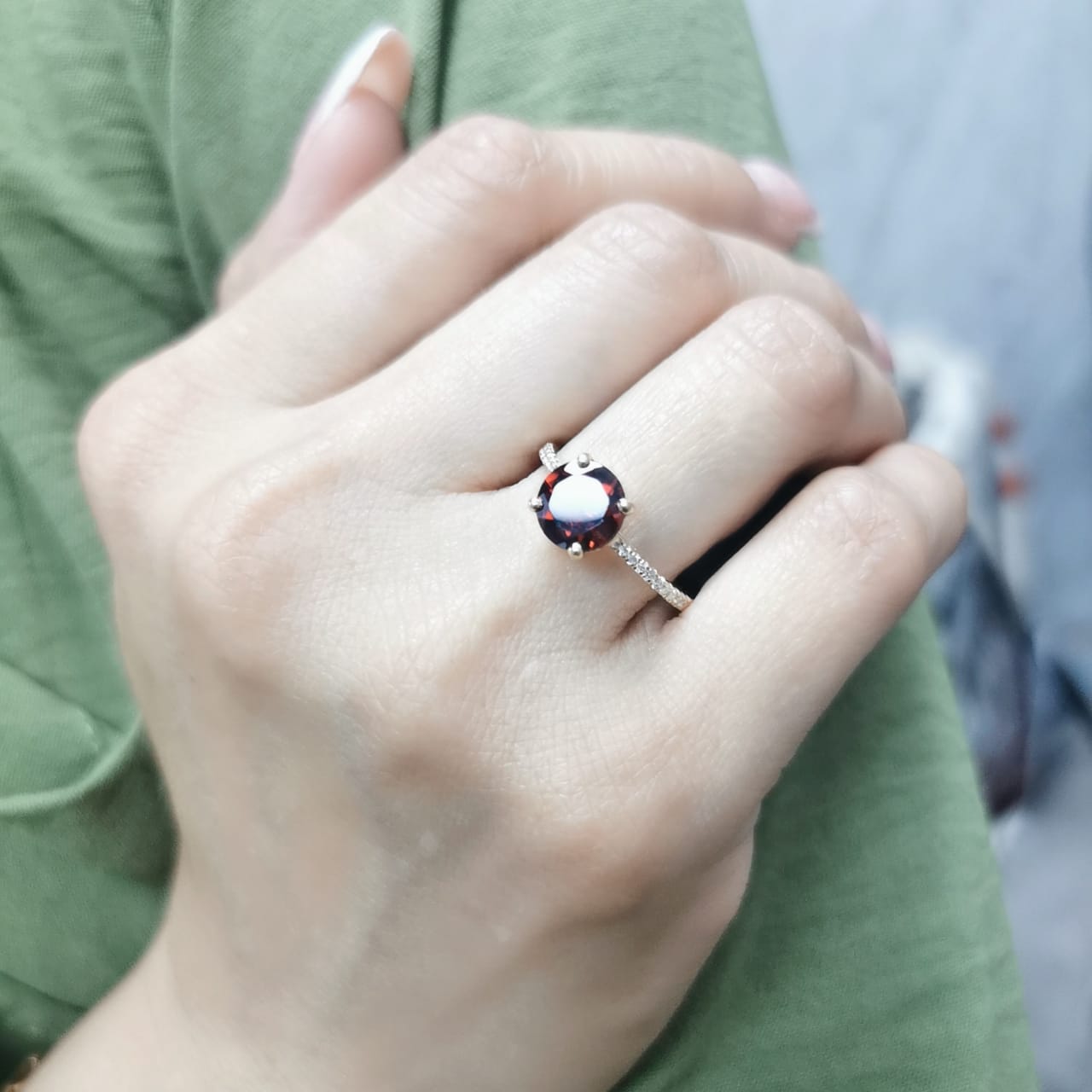 18K gold ring with 2.05-carat round-cut garnet and diamond-studded band – luxury gemstone jewelry