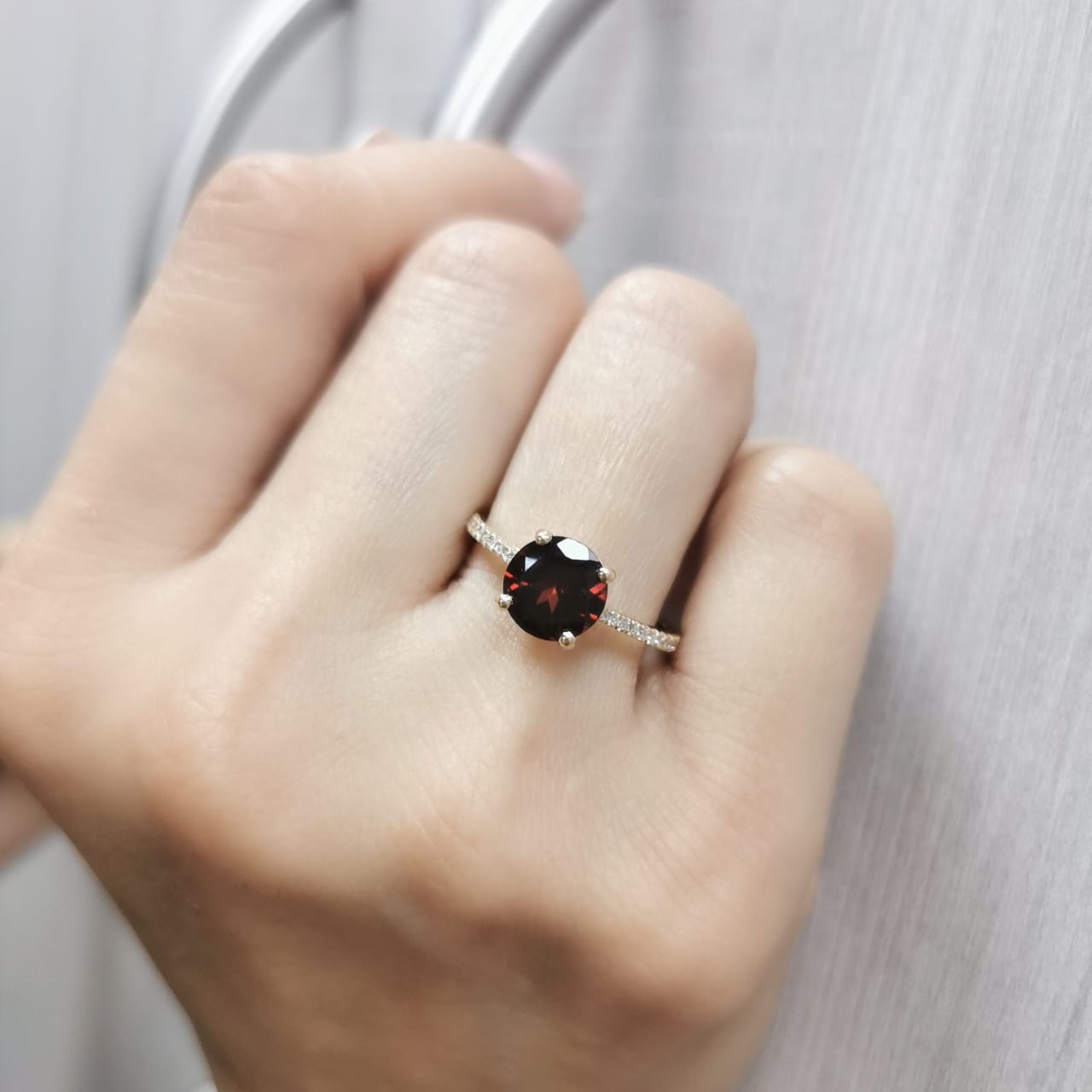 18K gold ring with 2.05-carat round-cut garnet and diamond-studded band – luxury gemstone jewelry