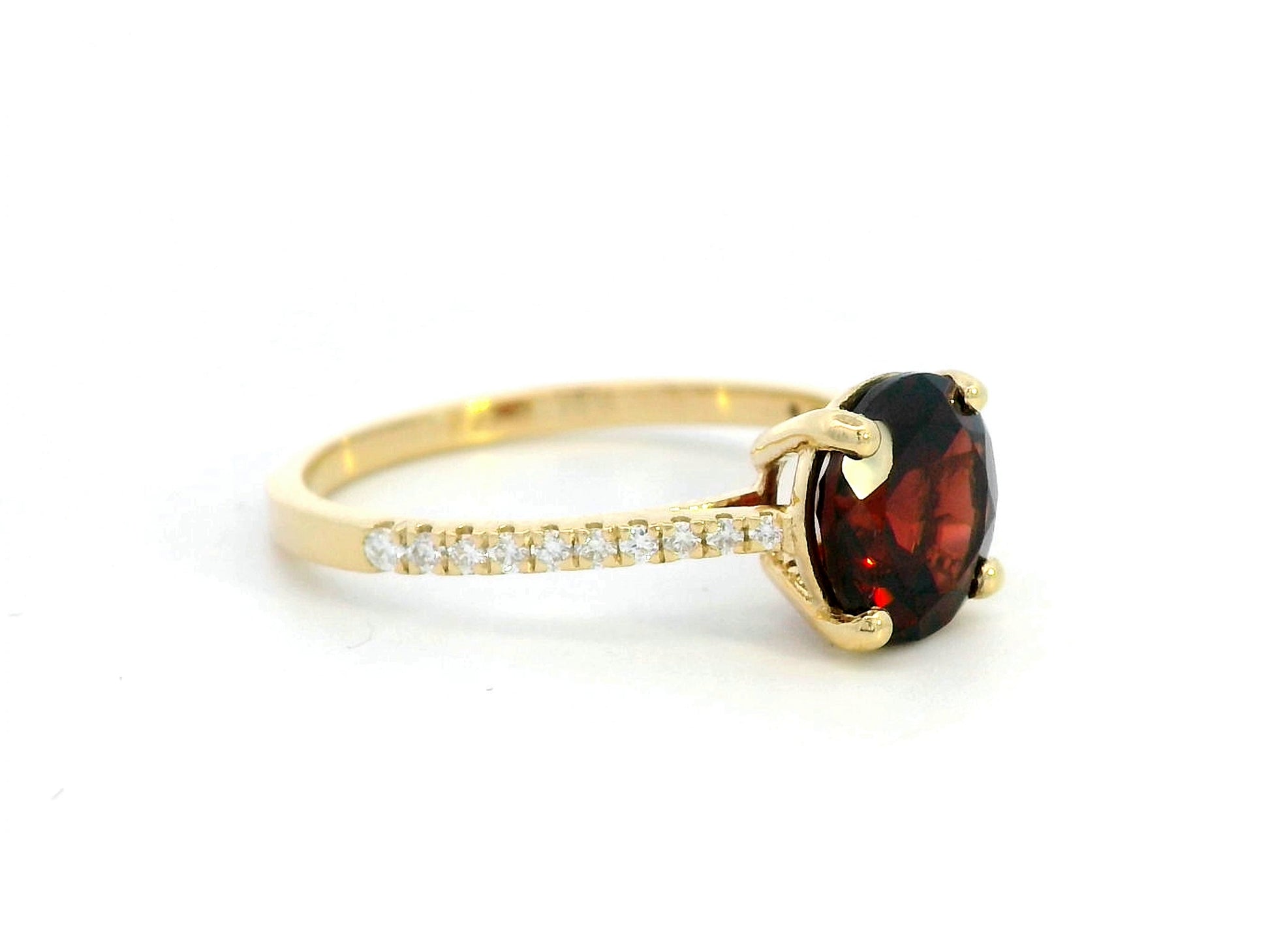 18K gold ring with 2.05-carat round-cut garnet and diamond-studded band – luxury gemstone jewelry