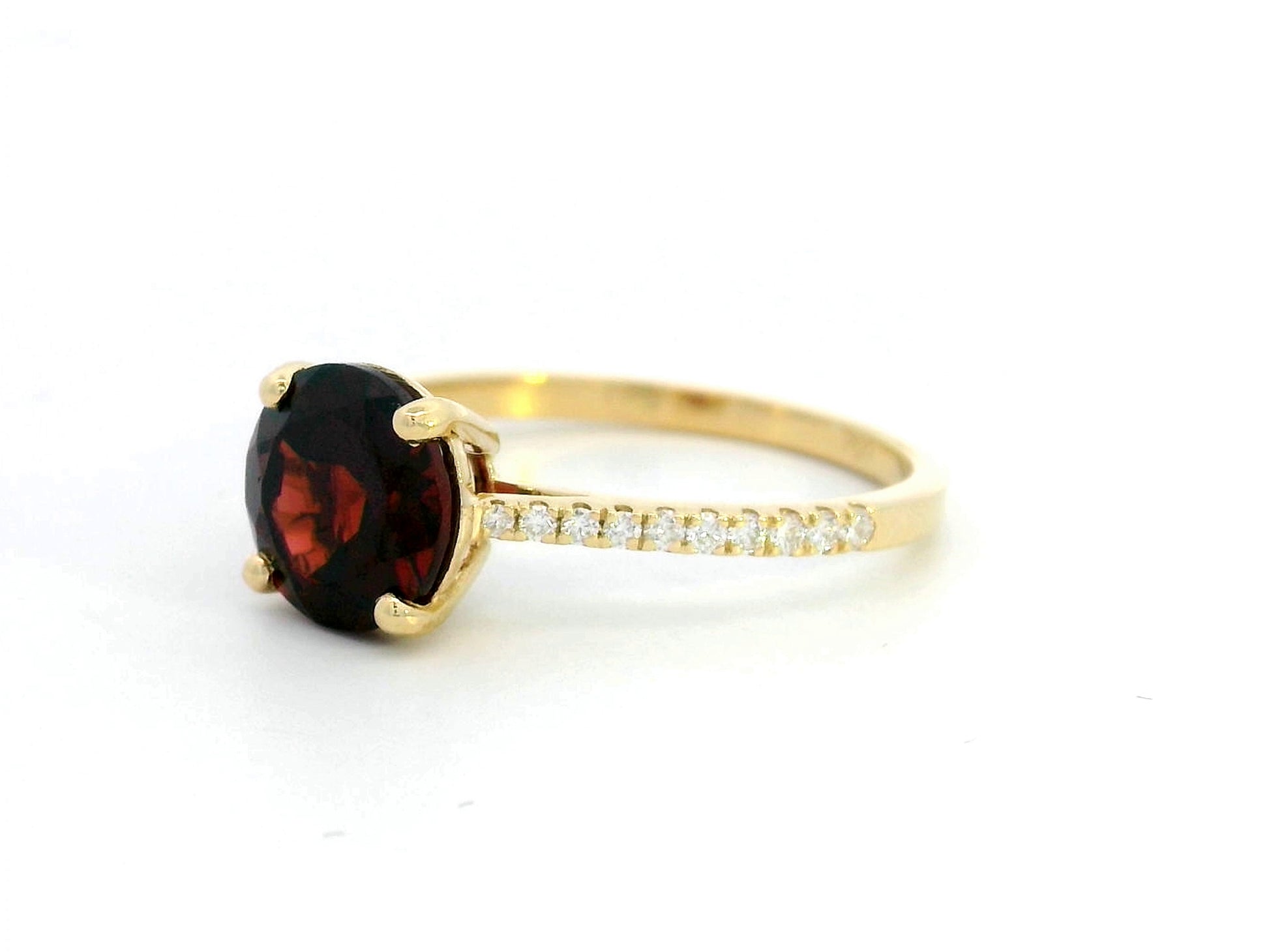 18K gold ring with 2.05-carat round-cut garnet and diamond-studded band – luxury gemstone jewelry
