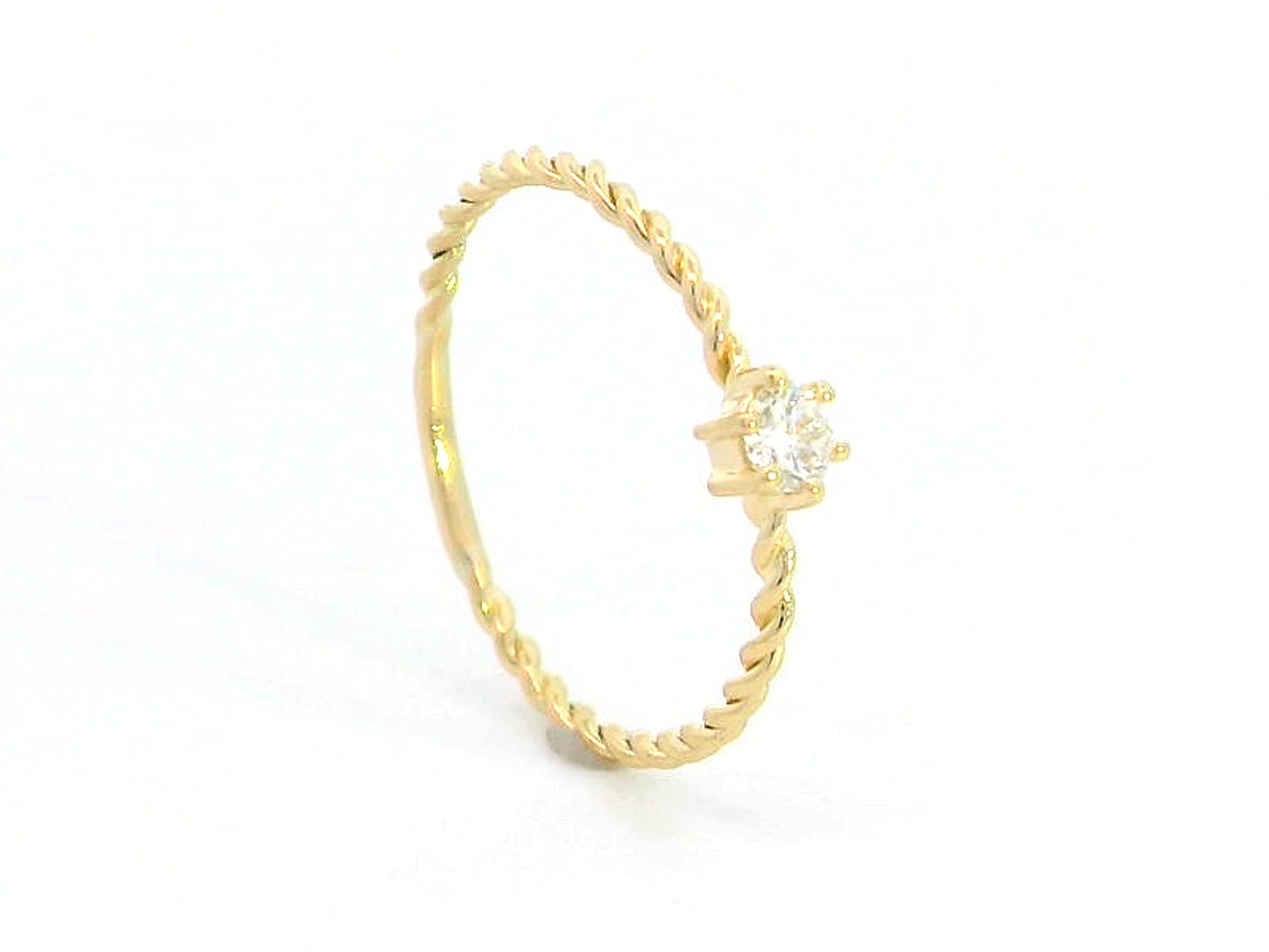 18K yellow gold twisted band diamond ring featuring a 0.15-carat round solitaire diamond in a delicate rope-style design