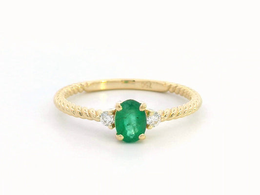 18K gold twisted band emerald and diamond ring featuring a 0.44-carat oval emerald and 0.07-carat diamonds – perfect for stacking, engagement, or as a May birthstone ring