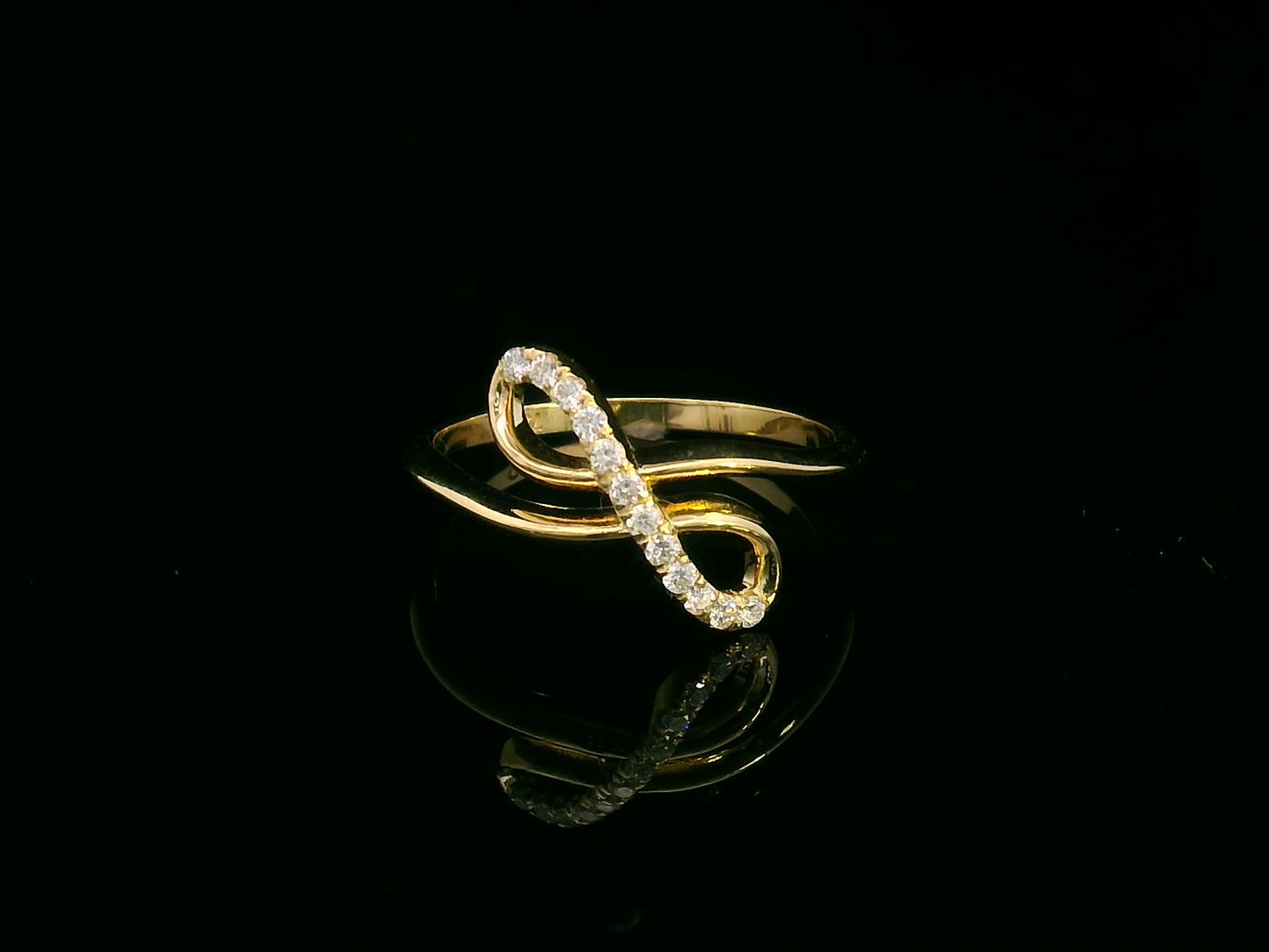 18K gold crossover diamond ring featuring 0.13ct round-cut diamonds, designed with an open, sculptural wave pattern for a modern and elegant look.