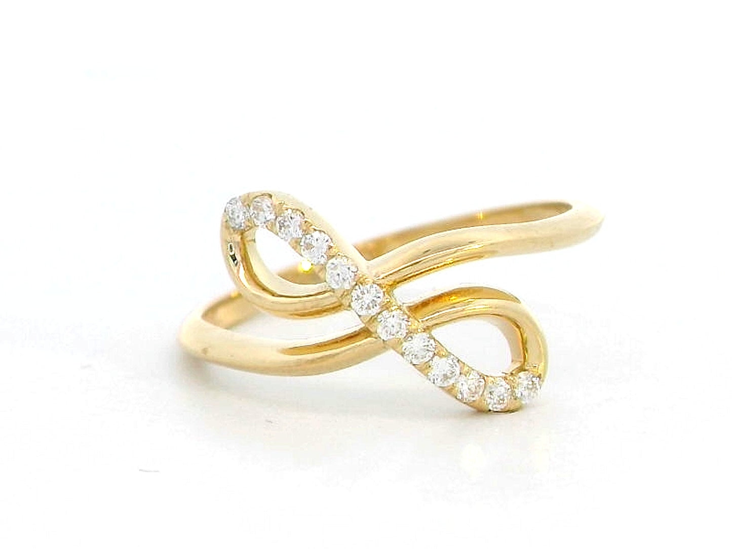 18K gold crossover diamond ring featuring 0.13ct round-cut diamonds, designed with an open, sculptural wave pattern for a modern and elegant look.