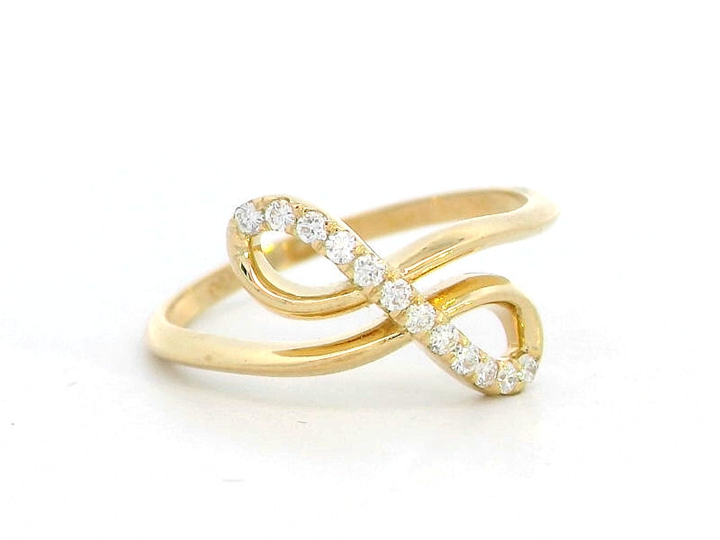 18K gold crossover diamond ring featuring 0.13ct round-cut diamonds, designed with an open, sculptural wave pattern for a modern and elegant look.
