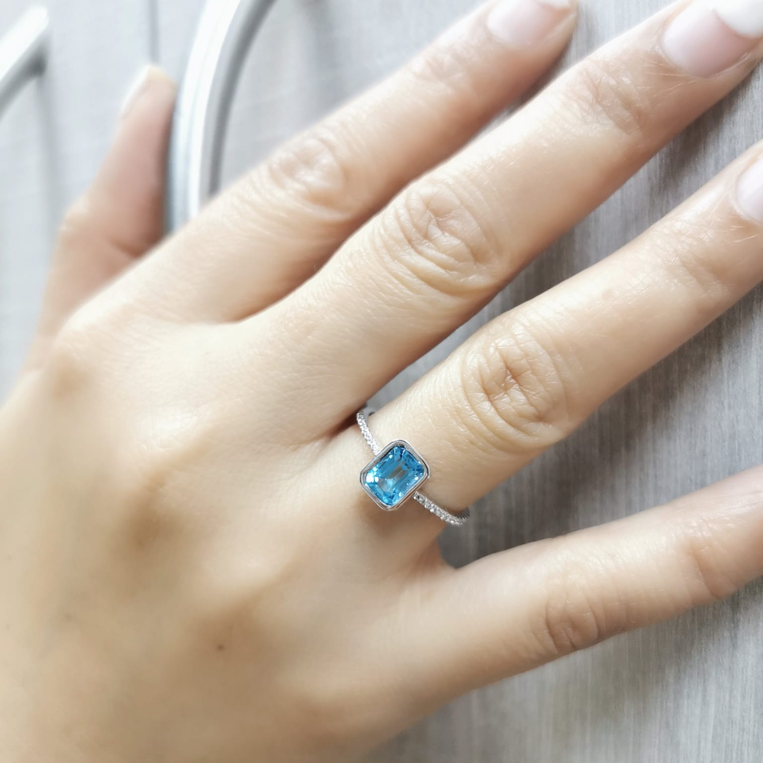 Elegant 18K Gold Blue Topaz and Diamond Ring – 1.34ct Emerald-Cut Gemstone, 0.11ct Diamonds – Bezel Set, Luxury Fine Jewelry for Women