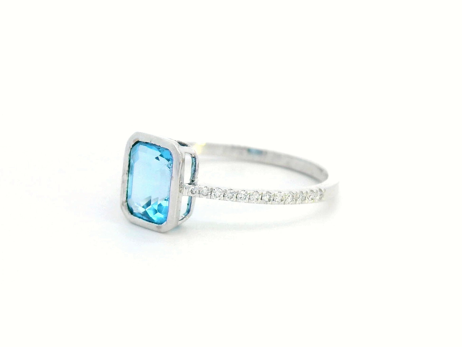 Elegant 18K Gold Blue Topaz and Diamond Ring – 1.34ct Emerald-Cut Gemstone, 0.11ct Diamonds – Bezel Set, Luxury Fine Jewelry for Women