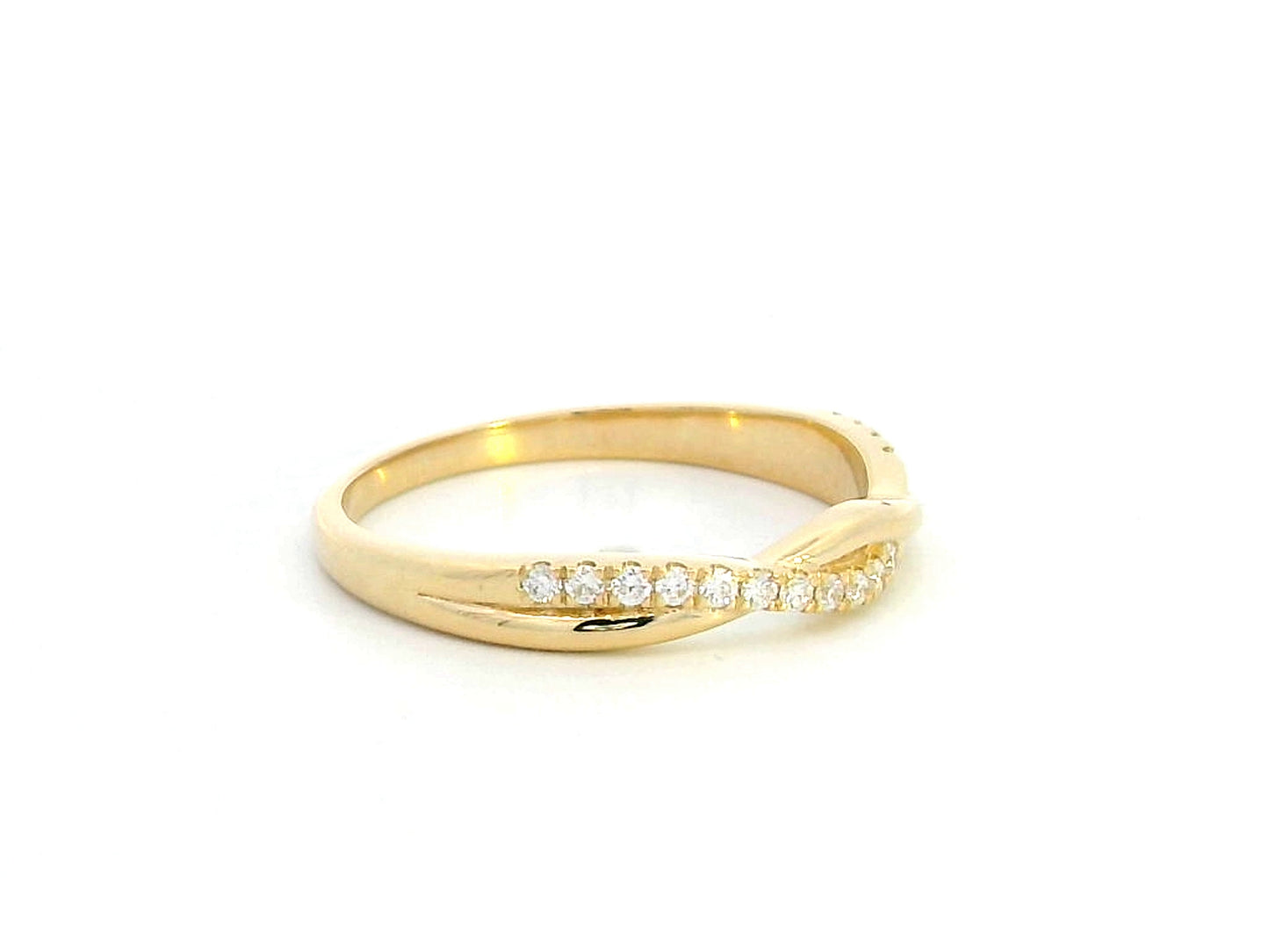 18K gold diamond twist band featuring 0.13 carats of round-cut diamonds – elegant stacking ring, perfect for weddings and special occasions.
