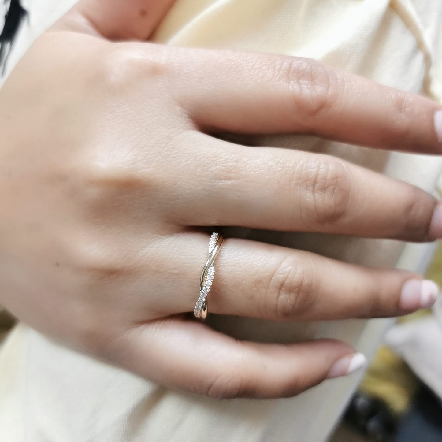18K gold diamond twist band featuring 0.13 carats of round-cut diamonds – elegant stacking ring, perfect for weddings and special occasions.