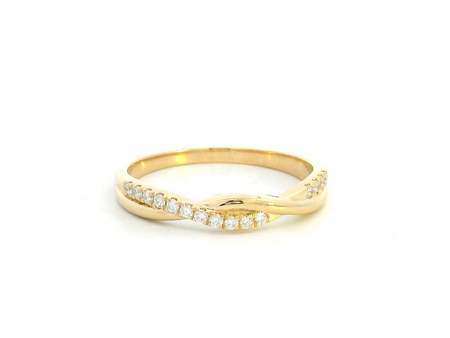 18K gold diamond twist band featuring 0.13 carats of round-cut diamonds – elegant stacking ring, perfect for weddings and special occasions.