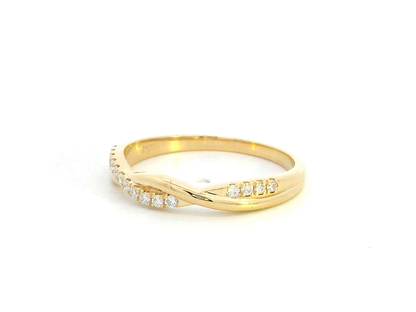 18K gold diamond twist band featuring 0.13 carats of round-cut diamonds – elegant stacking ring, perfect for weddings and special occasions.