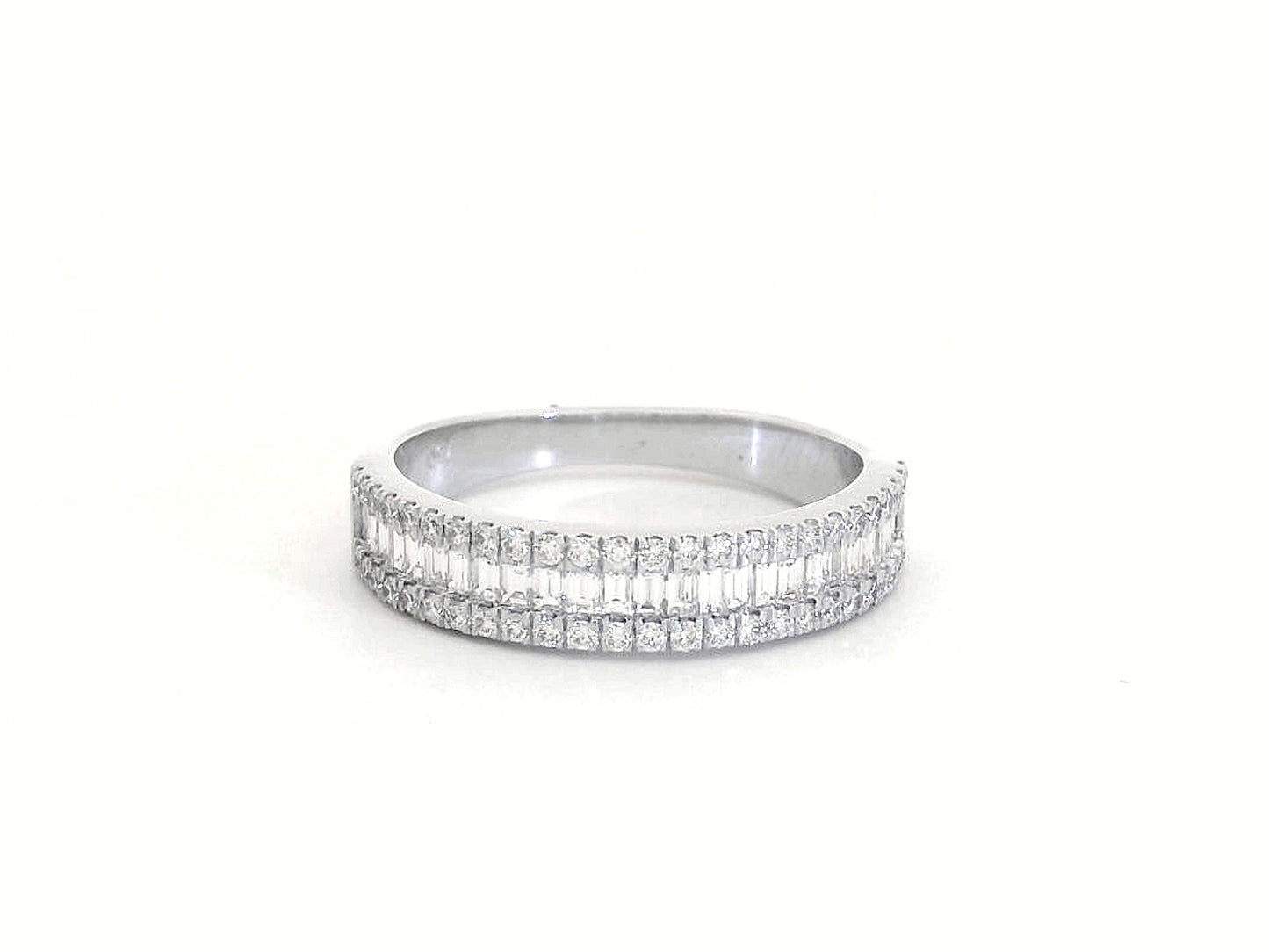 18K gold diamond band featuring 0.67 carats of round and baguette-cut diamonds – perfect as a wedding band, stackable ring, or statement jewelry.