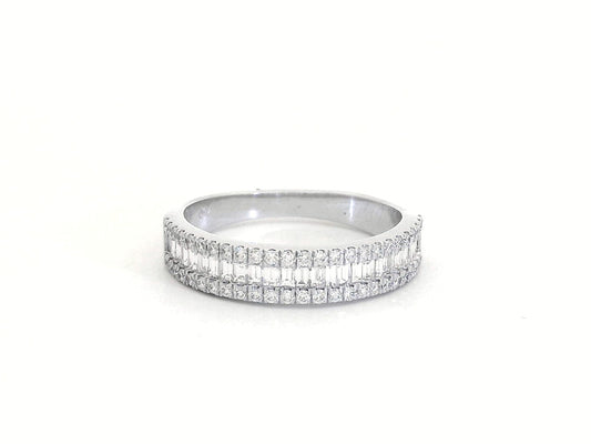 18K gold diamond band featuring 0.67 carats of round and baguette-cut diamonds – perfect as a wedding band, stackable ring, or statement jewelry.