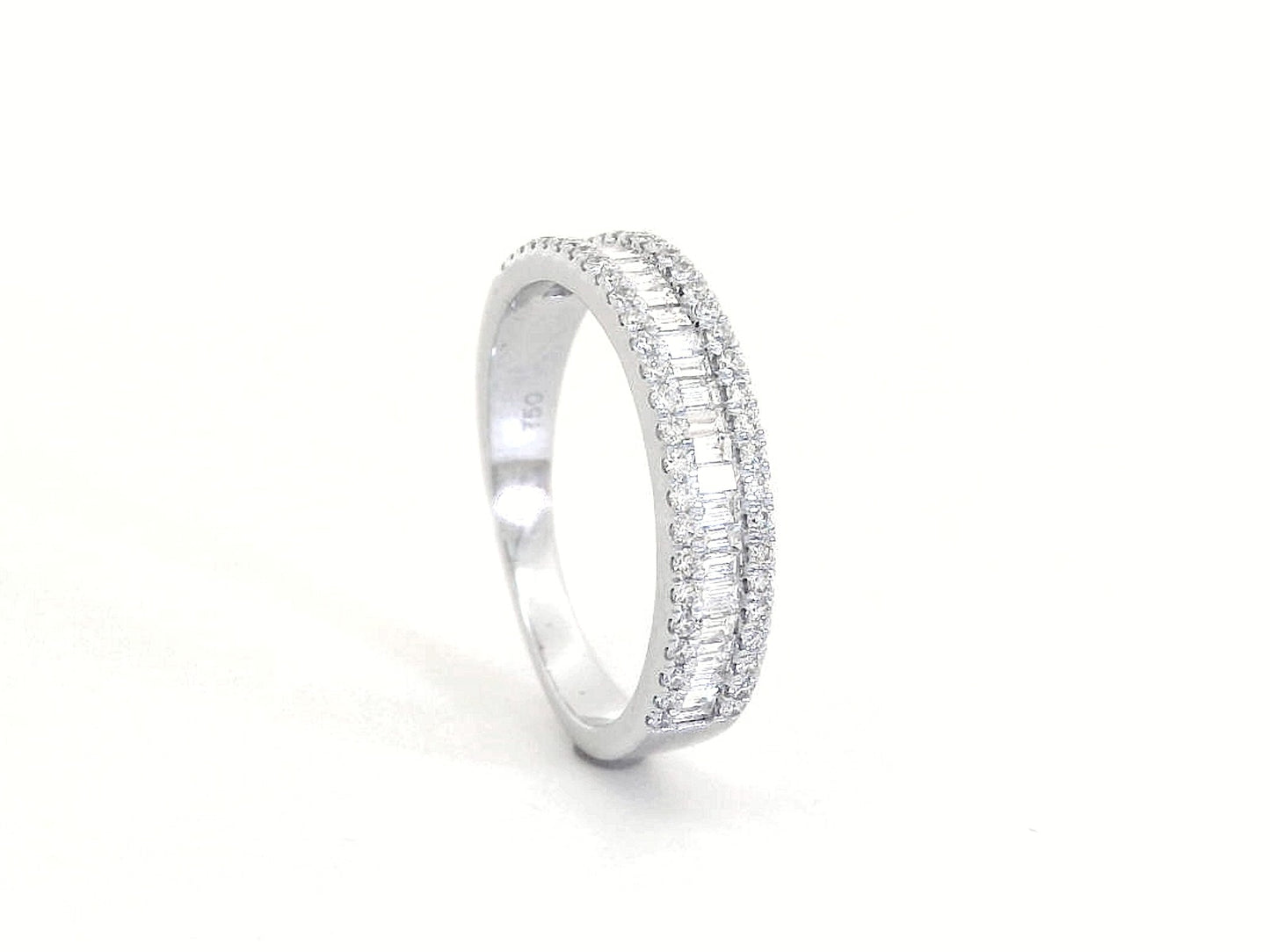 18K gold diamond band featuring 0.67 carats of round and baguette-cut diamonds – perfect as a wedding band, stackable ring, or statement jewelry.