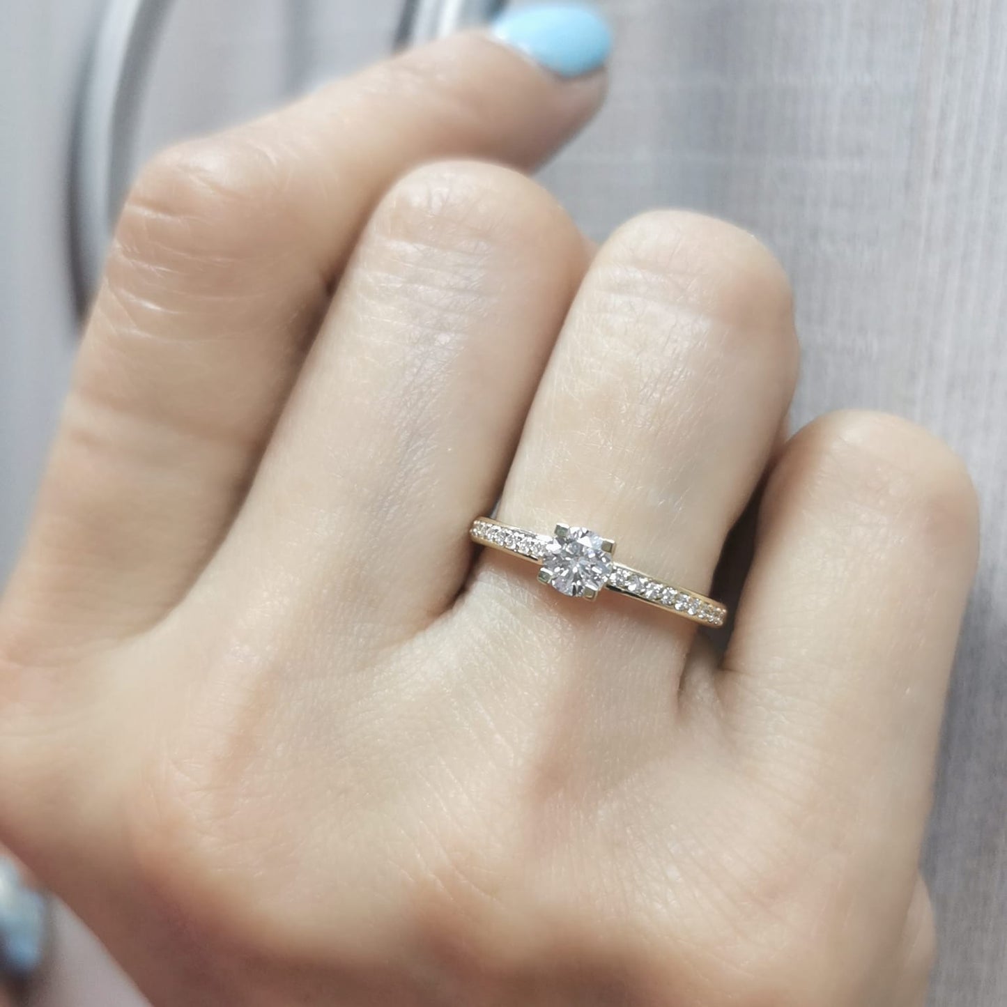 18K Yellow Gold Diamond Solitaire Ring with 0.37ct Round Diamond and Accent Band – Classic Design