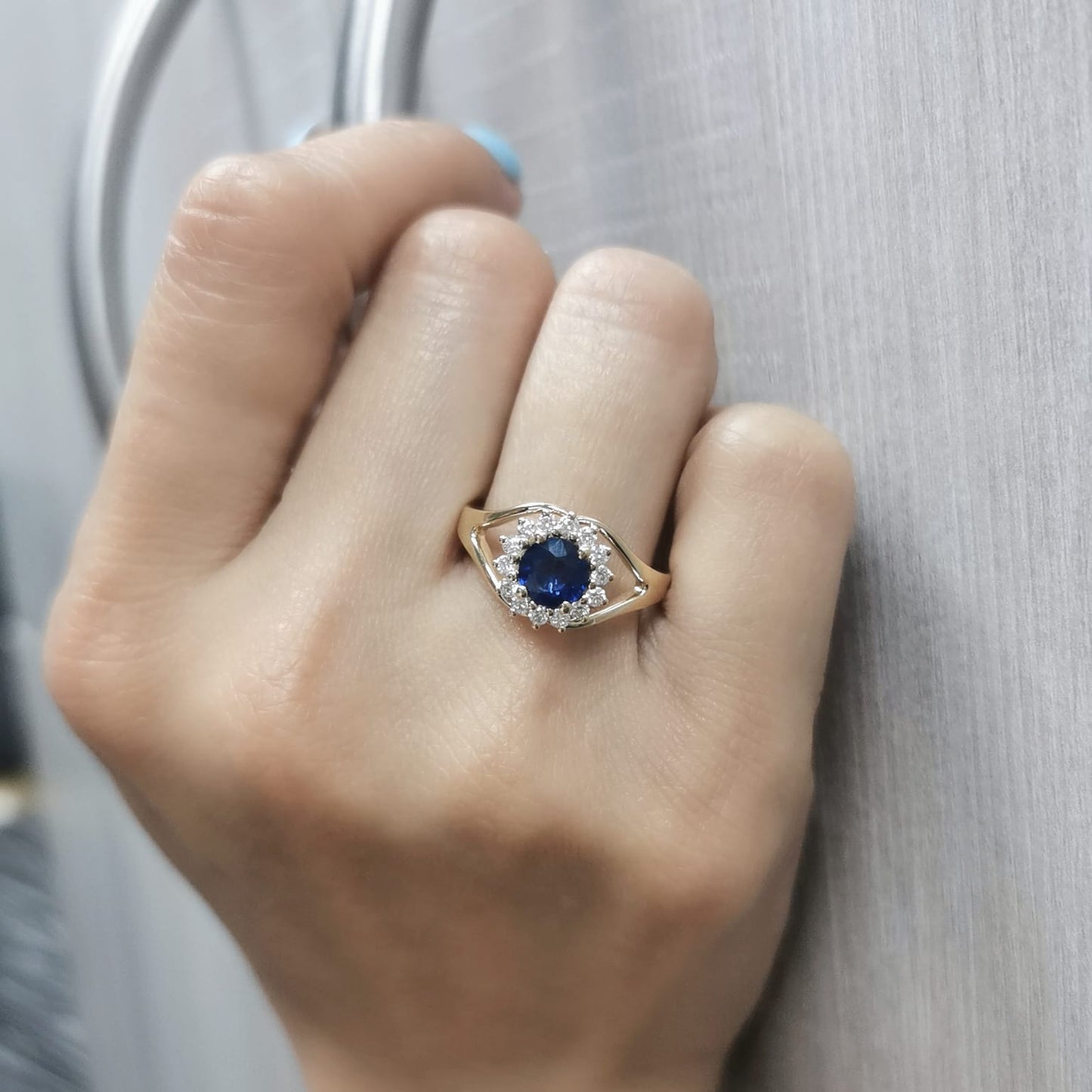 Blue Sapphire and Diamond Ring in 18K Gold – 1.03 Carat Sapphire, 0.30 Carat Diamonds