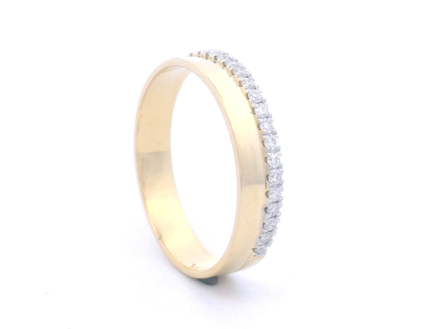 Elegant 18K gold diamond edge band featuring a delicate row of 0.20-carat diamonds along one side, perfect as a wedding band, stacking ring, or unisex fashion ring.
