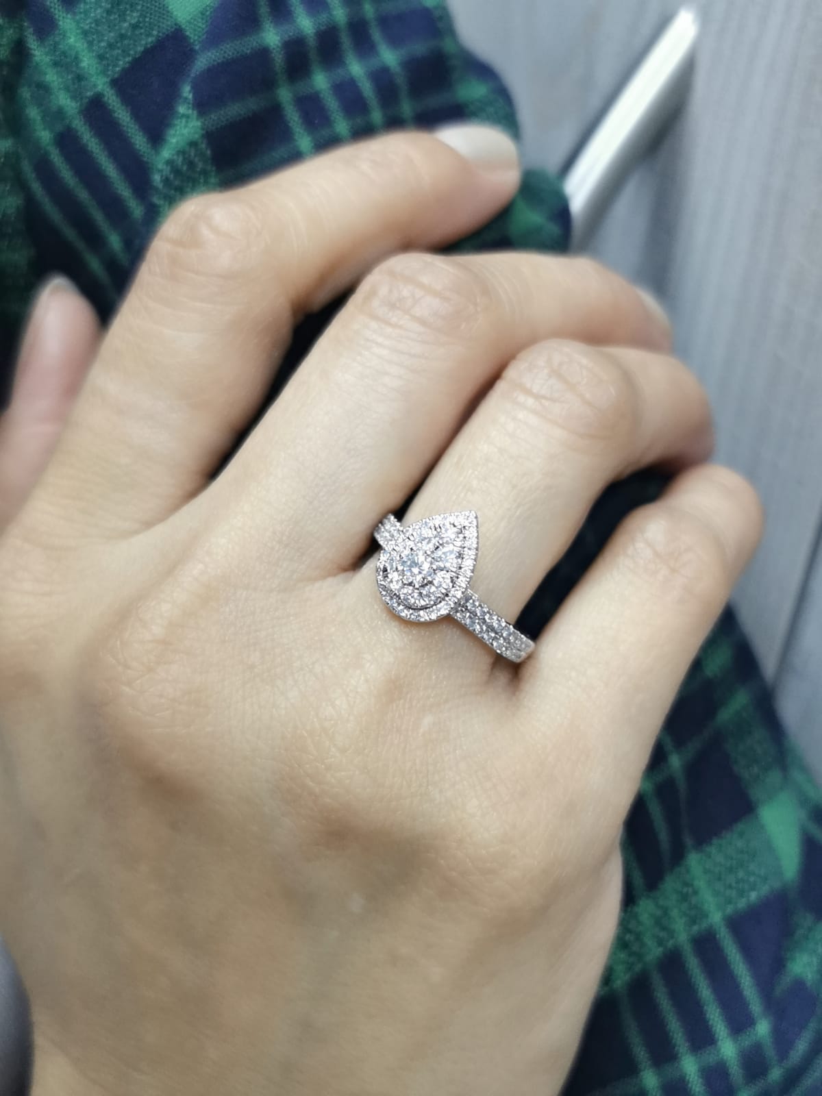 18K gold pear-shaped diamond cluster ring with double halo and split band – 0.75 carat total weight