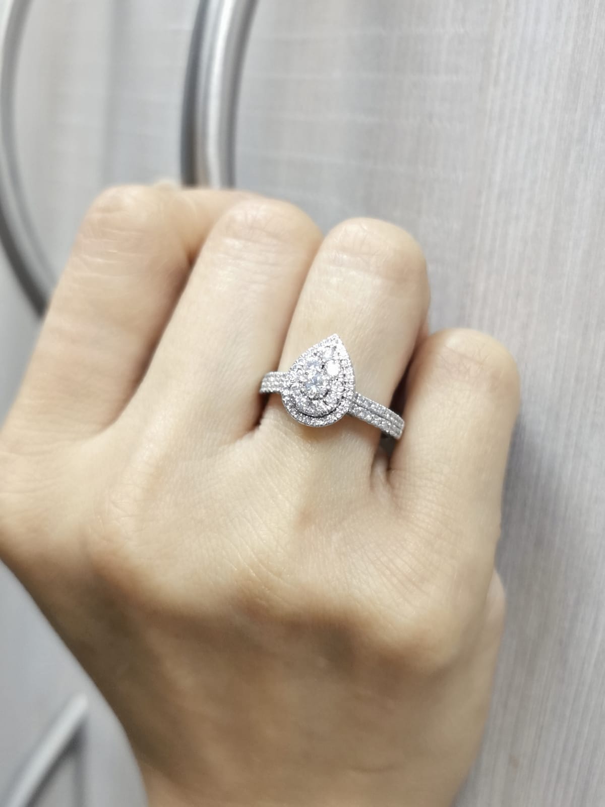 18K gold pear-shaped diamond cluster ring with double halo and split band – 0.75 carat total weight