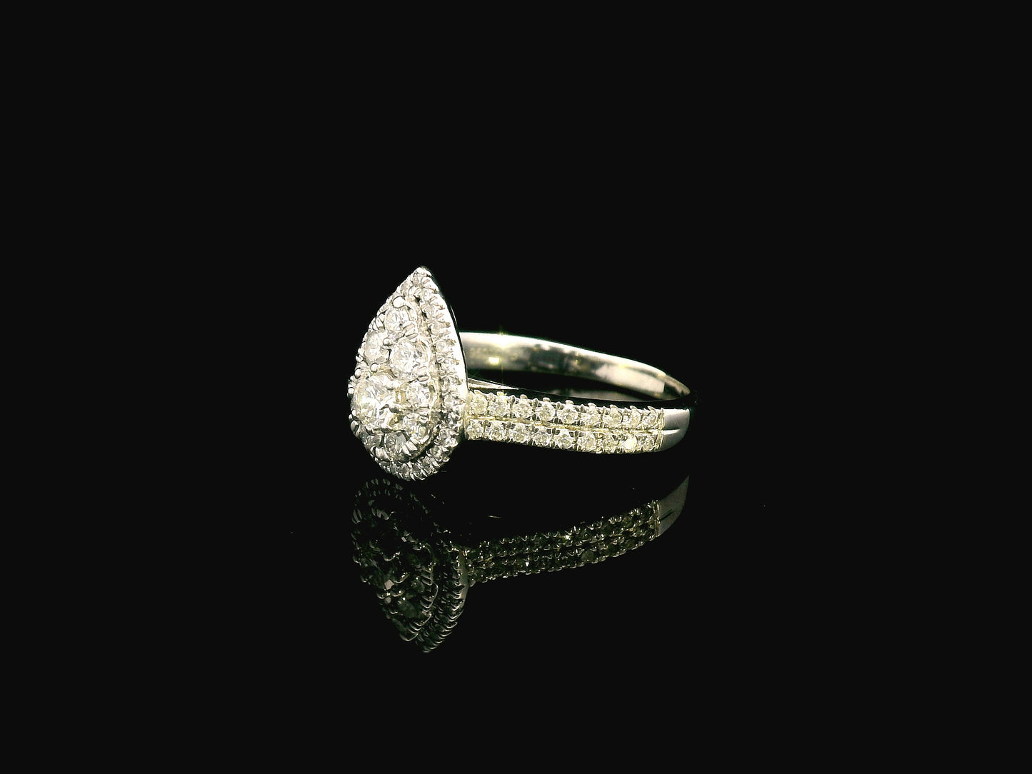 18K gold pear-shaped diamond cluster ring with double halo and split band – 0.75 carat total weight