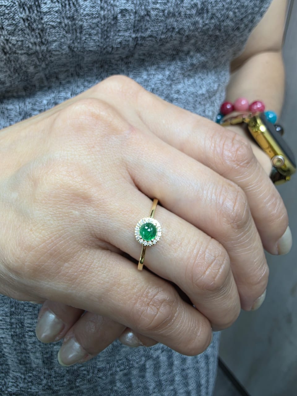 18K yellow gold ring with 0.46ct cabochon emerald and 0.07ct diamond halo – elegant fine jewelry