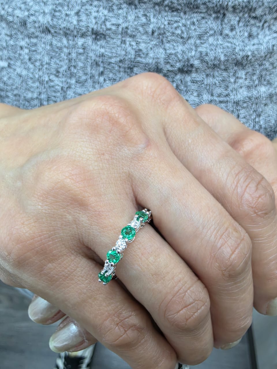 Elegant 18K white gold band with alternating round emeralds and diamonds – 0.94ct emeralds and 0.25ct diamonds.
