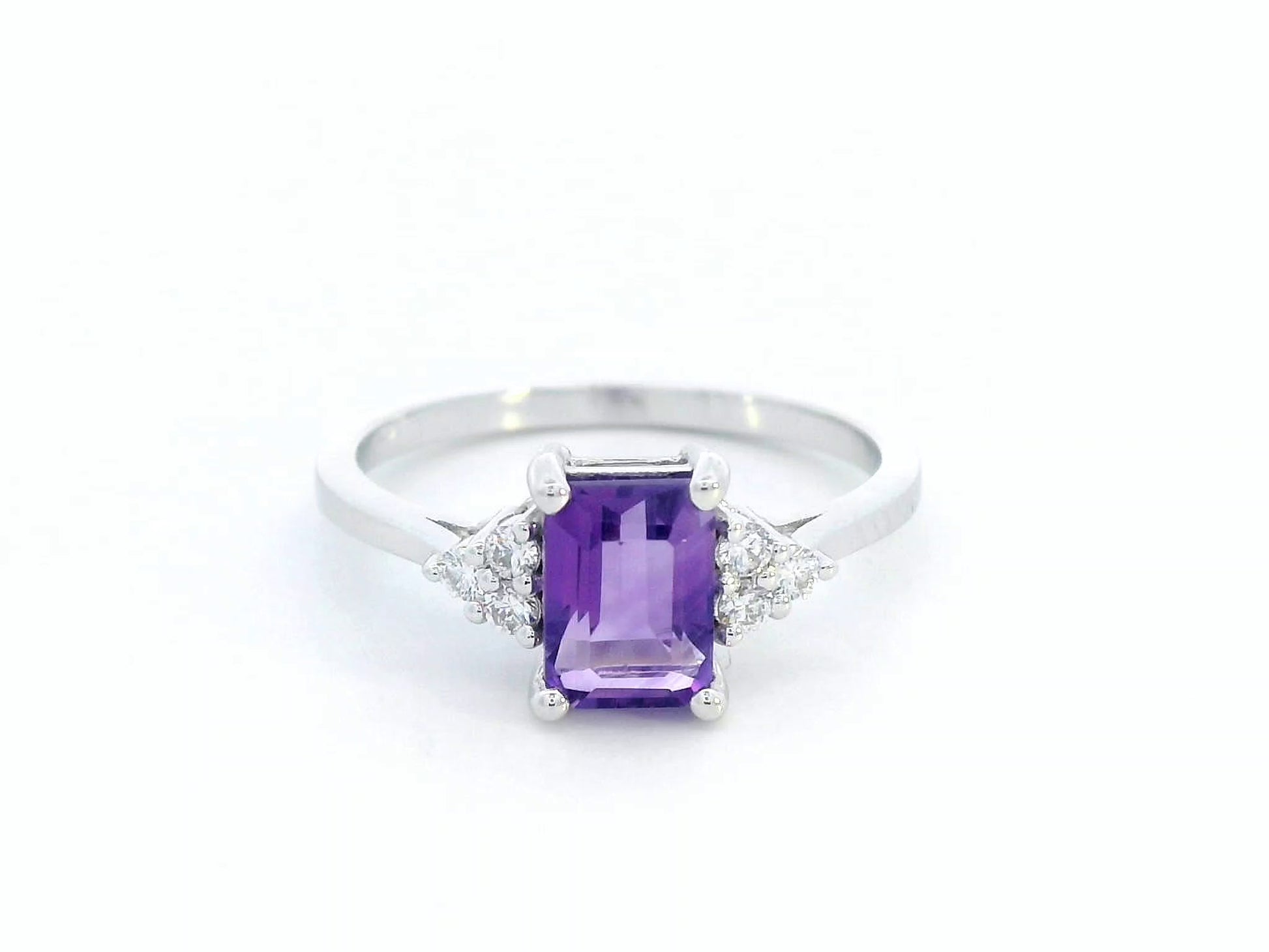 18K white gold ring with emerald-cut purple amethyst and triangular diamond accents – elegant gemstone cocktail ring