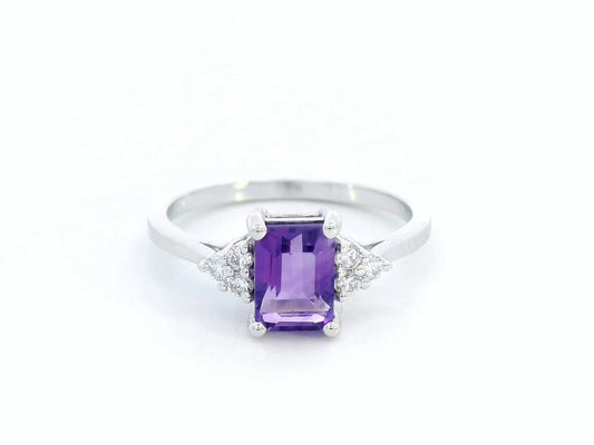 18K white gold ring with emerald-cut purple amethyst and triangular diamond accents – elegant gemstone cocktail ring