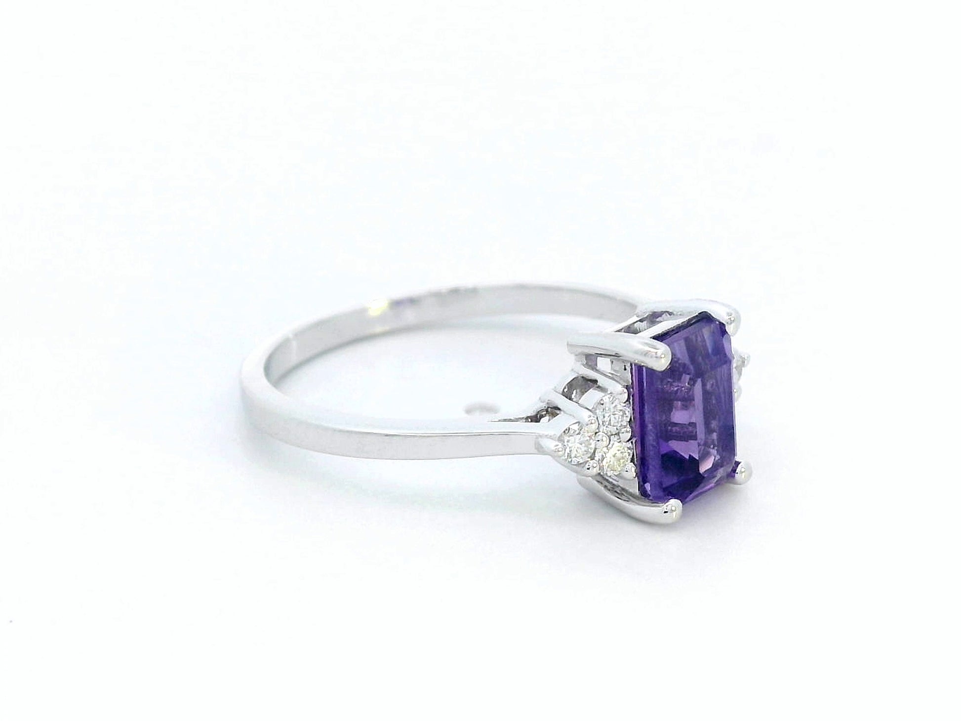 18K white gold ring with emerald-cut purple amethyst and triangular diamond accents – elegant gemstone cocktail ring