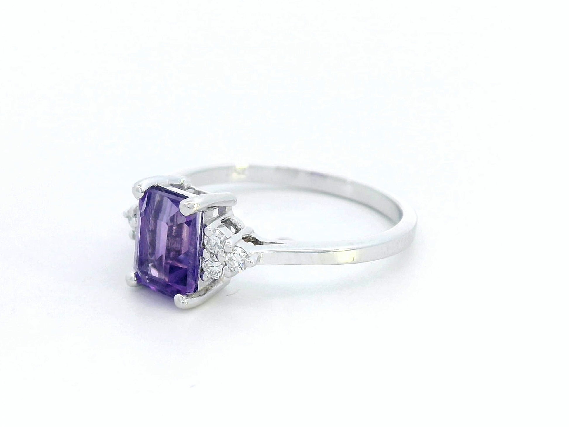 18K white gold ring with emerald-cut purple amethyst and triangular diamond accents – elegant gemstone cocktail ring