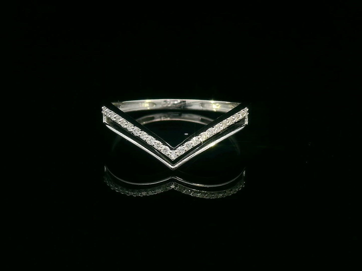 V-shaped 18K gold ring with one diamond pavé band and one plain polished band – 0.11 carat total