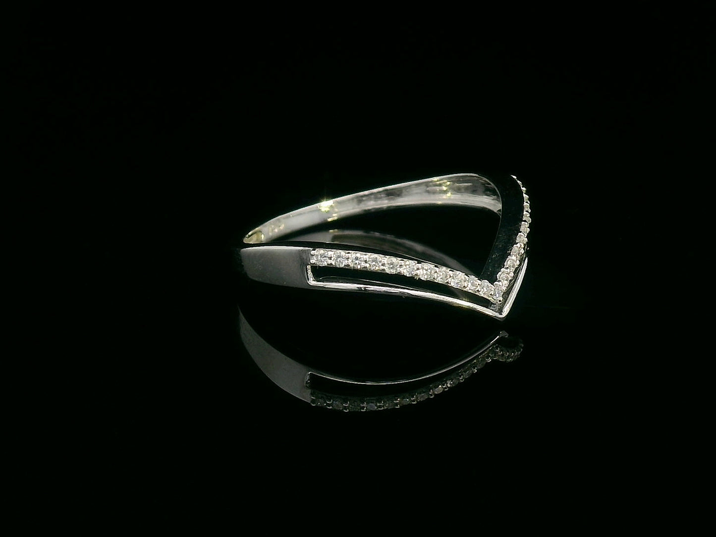 V-shaped 18K gold ring with one diamond pavé band and one plain polished band – 0.11 carat total