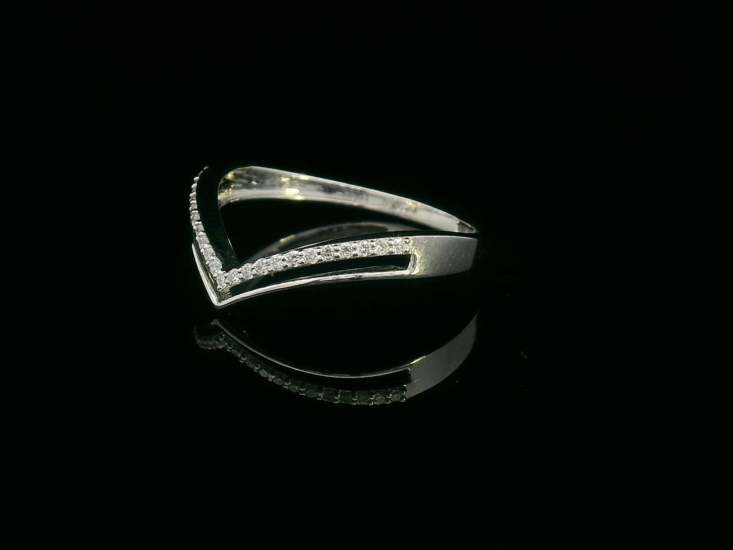 V-shaped 18K gold ring with one diamond pavé band and one plain polished band – 0.11 carat total