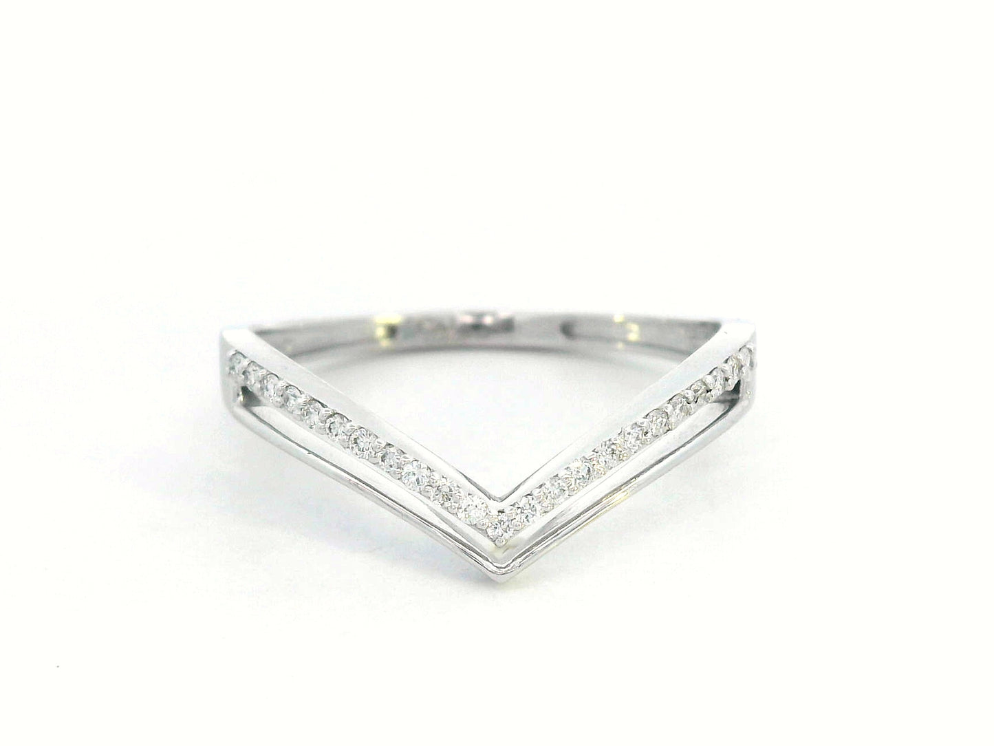 V-shaped 18K gold ring with one diamond pavé band and one plain polished band – 0.11 carat total