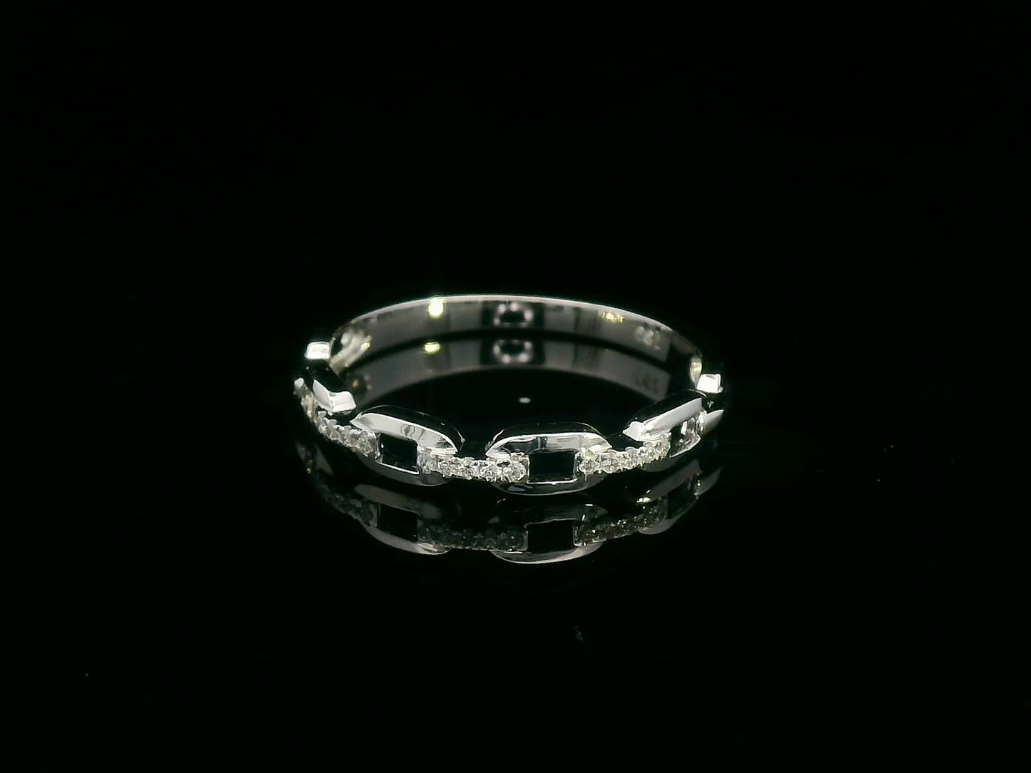 18K White Gold Chain Link Diamond Ring – 0.05 CT Modern Luxury